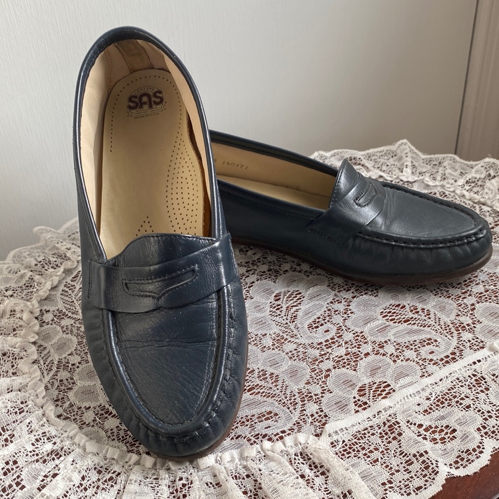 Vintage SAS Navy Blue Leather Penny Loafers size 9 EUC
